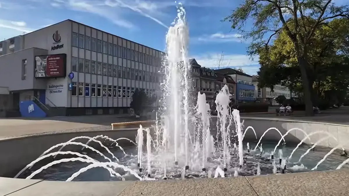 Fontána lásky na Námestí slobody v Humennom v slnečnom počasí