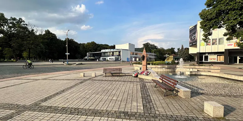 Dlažba a lavičky na pešej zóne Námestie slobody v Humennom