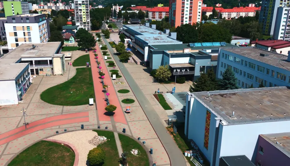 Letecký pohľad na pešiu zónu Námestia slobody s červeno-sivou dlažbou a zeleňou